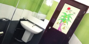 Deluxe-Doppelzimmer | Badezimmer | Dusche, Regendusche, kostenlose Toilettenartikel, Handtücher