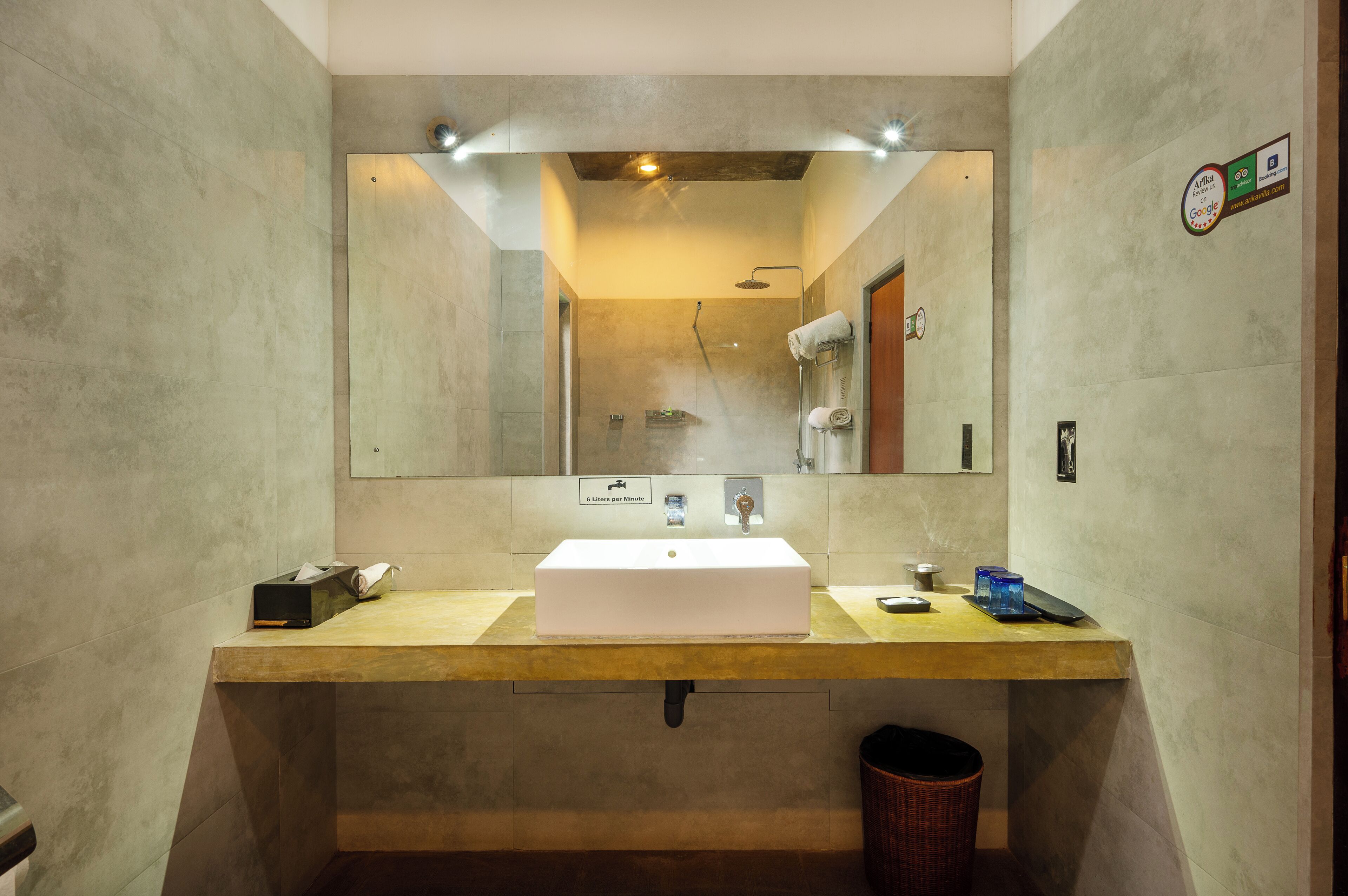 Un baño con un espejo grande, un lavabo y una ducha.