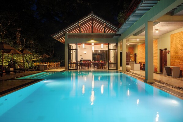 Outdoor pool, pool loungers - Arika Villa (Dambulla)