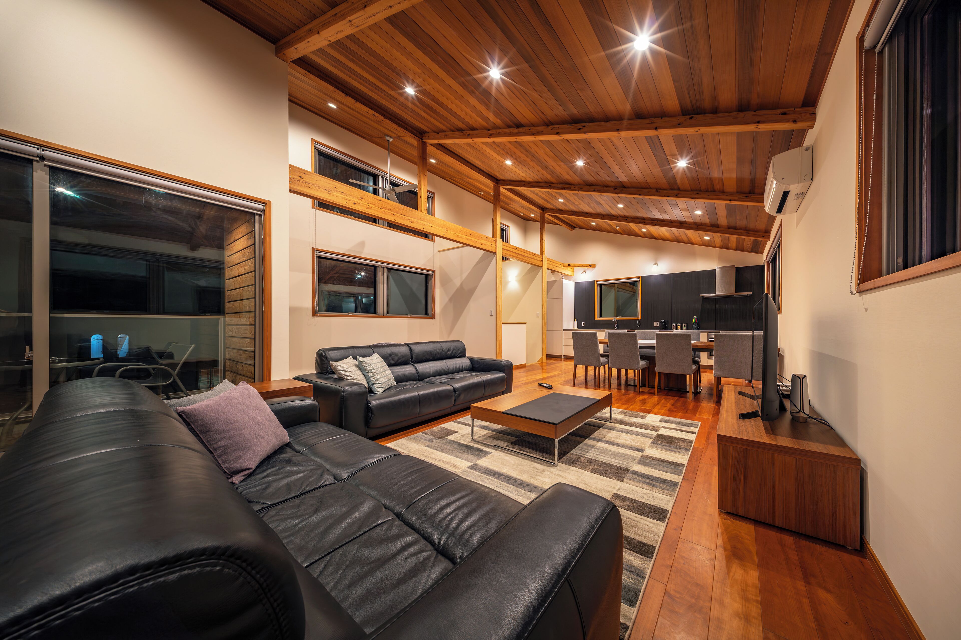 ลักซ์ชัวรี่ชาเลท์ | บริเวณนั่งเล่น | ทีวีจอแบน 55 นิ้ว พร้อมช่องดิจิตอล, ทีวี, แท่นต่อ iPod