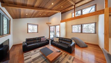 Chalet Mewah | Area keluarga | Televisi layar datar 55-inci dengan saluran TV digital dan TV