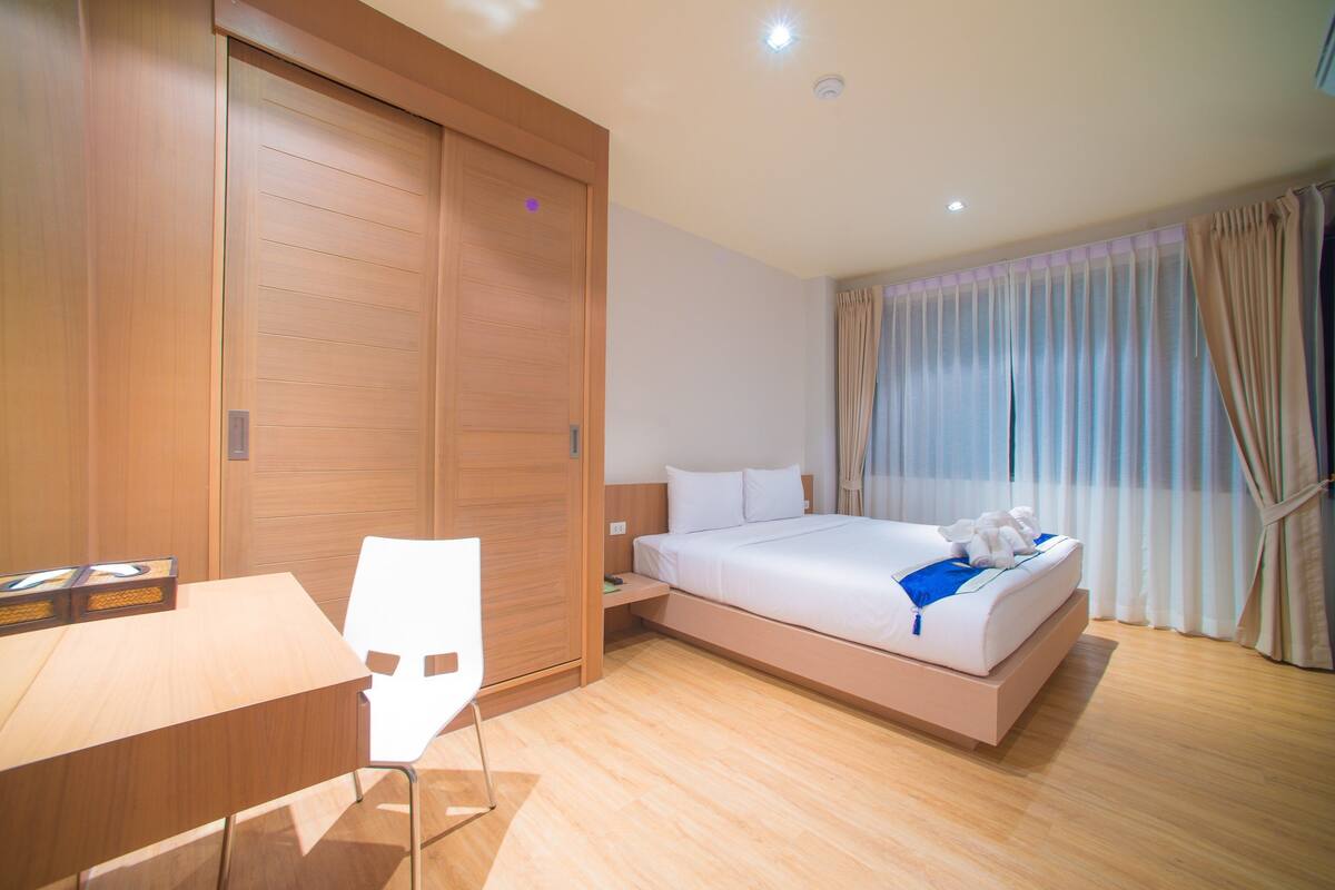 Deluxe Room (Double or Twin) | Minibar, in-room safe, desk, free WiFi
