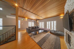 Una televisión de pantalla plana, Netflix, suelo radiante