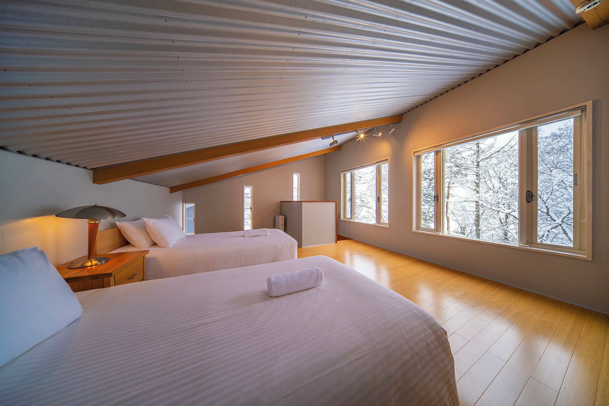 2 多间卧室、办公桌、遮光窗帘、隔音