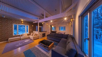Habitación con 2 camas individuales | Área de sala de estar | Televisión de pantalla plana, Netflix y piso con calefacción