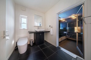 Tvåbäddsrum | Badrum | Badkar/dusch, djupt badkar, duschhuvud med massagefunktion och hårtork