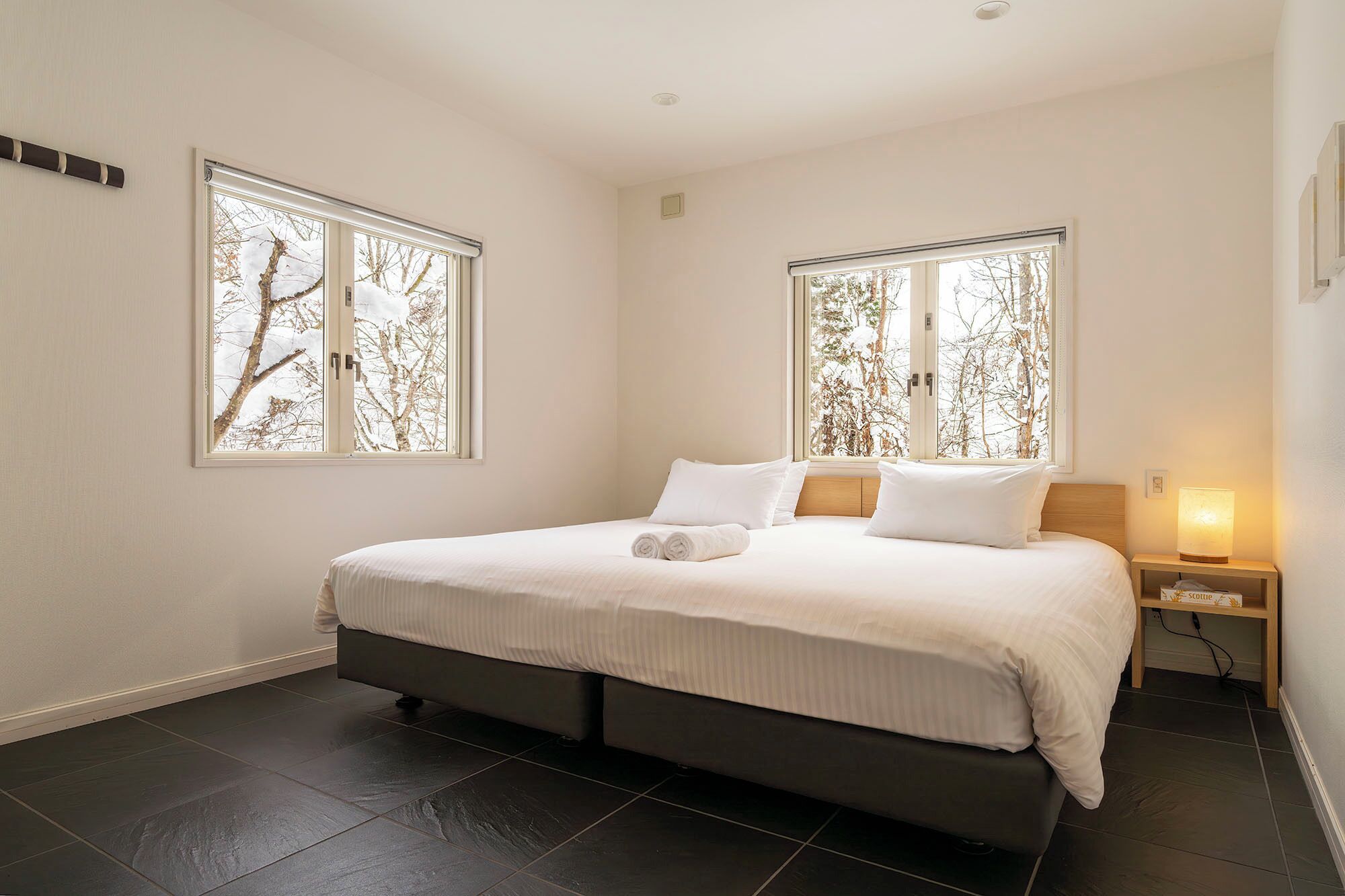 2 kamar tidur, meja kerja, tirai kedap cahaya, dan kedap suara