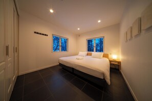 Tvåbäddsrum | 2 sovrum, skrivbord, mörkläggningsgardiner och ljudisolering