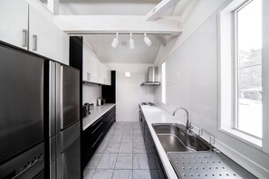 Quarto duplo | Cozinha privada | Geladeira grande, micro-ondas, fogão, cooktop