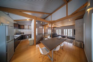 Una televisión de pantalla plana, Netflix, suelo radiante