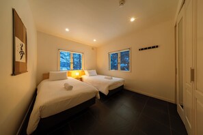 Tvåbäddsrum | 2 sovrum, skrivbord, mörkläggningsgardiner och ljudisolering