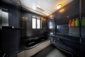 Bañera con ducha, bañera profunda, cabezal de ducha con hidromasaje