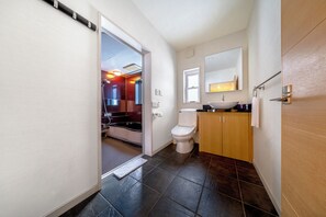 Tvåbäddsrum | 2 sovrum, skrivbord, mörkläggningsgardiner och ljudisolering