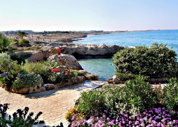 Property grounds - Rododafni Beach Apartments (Chlorakas)