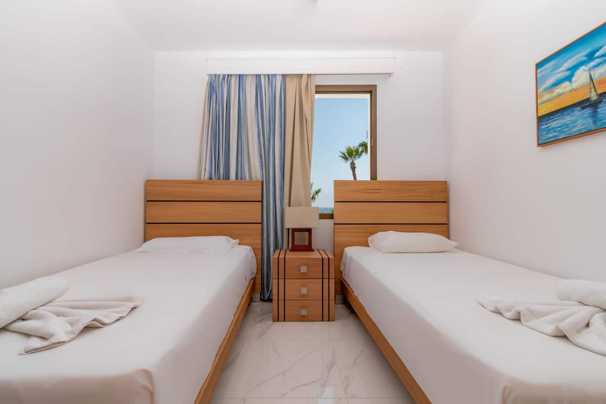 Apartment, 1 Bedroom, Sea View | Seterika/papan seterika, katil bayi/kot (percuma)