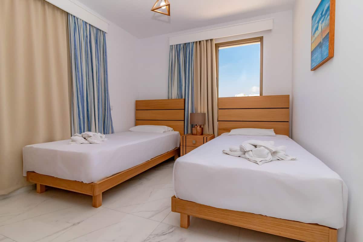 Apartment, 2 Bedrooms, Sea View | Seterika/papan seterika, katil bayi/kot (percuma)