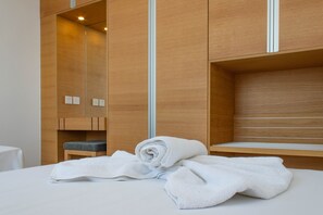 Departamento, 1 habitación, vista al mar | Tabla de planchar con plancha, cunas gratuitas y camas extra 