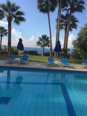 Pool - Rododafni Beach Apartments (Chlorakas)