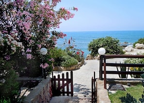 Property entrance - Rododafni Beach Apartments (Chlorakas)