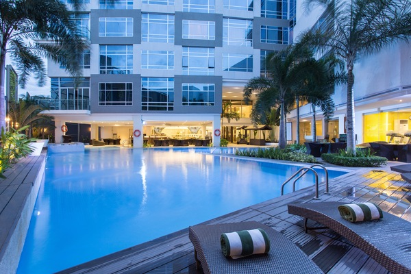 Outdoor pool, pool umbrellas, sun loungers