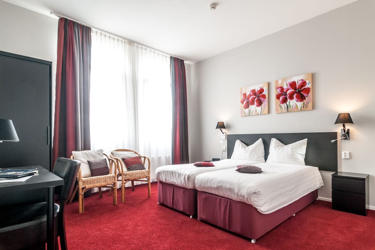 Twin Room | Desk, free cribs/infant beds, rollaway beds, free WiFi