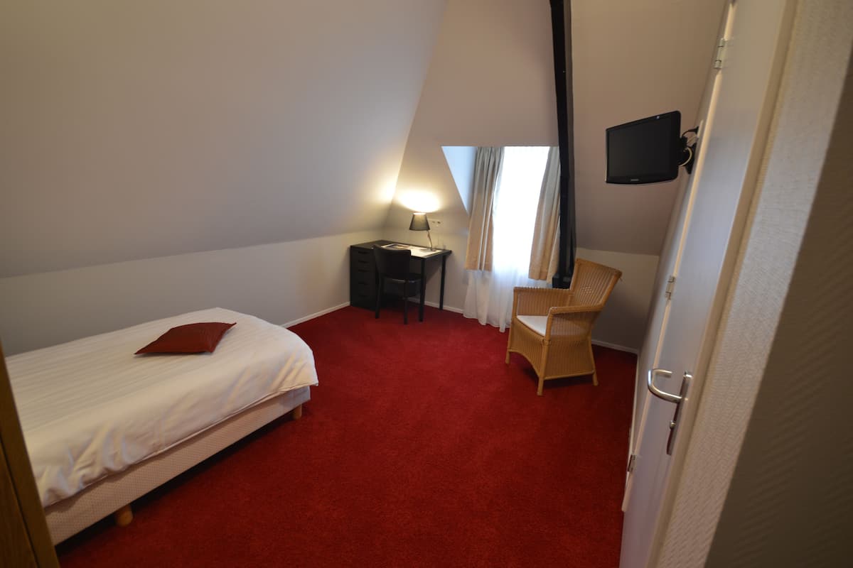 Single Room | Desk, free cribs/infant beds, rollaway beds, free WiFi