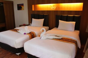 Superior Twin Room | Bathroom | Shower, towels - Aonang Bunk Resort (Krabi)