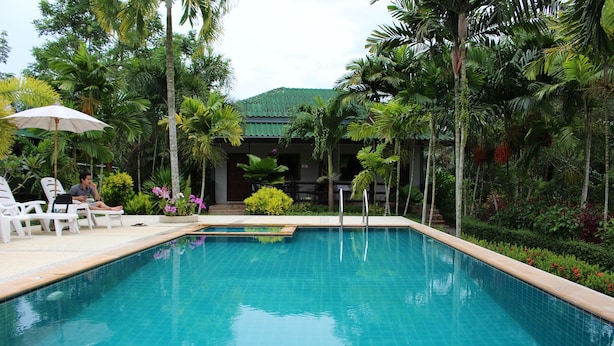 Una piscina al aire libre