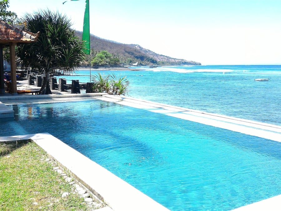 Una piscina al aire libre
