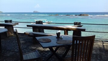 Se sirven desayunos, almuerzos y cenas; cocina internacional