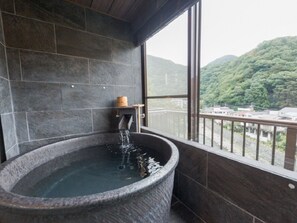 Artículos de tocador gratuitos, secador de pelo, batas, pantuflas