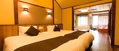 Une chambre d’hôtel avec un grand lit, une tête de lit en bois et une vue sur l’extérieur.
