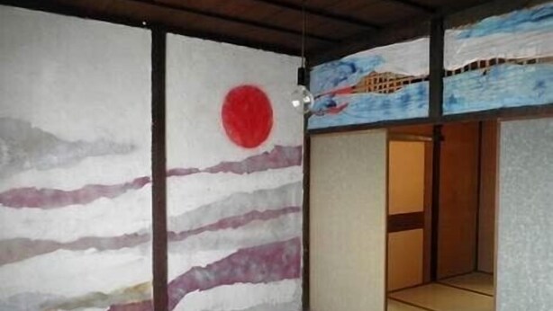 A traditional Japanese room with tatami flooring, shoji screens, and a red circle on the wall. - Guest House Aloes House - Hostel (Onomichi)