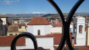 Vista de un pueblo con edificios y una estructura en forma de cúpula, vista a través de un objeto circular.