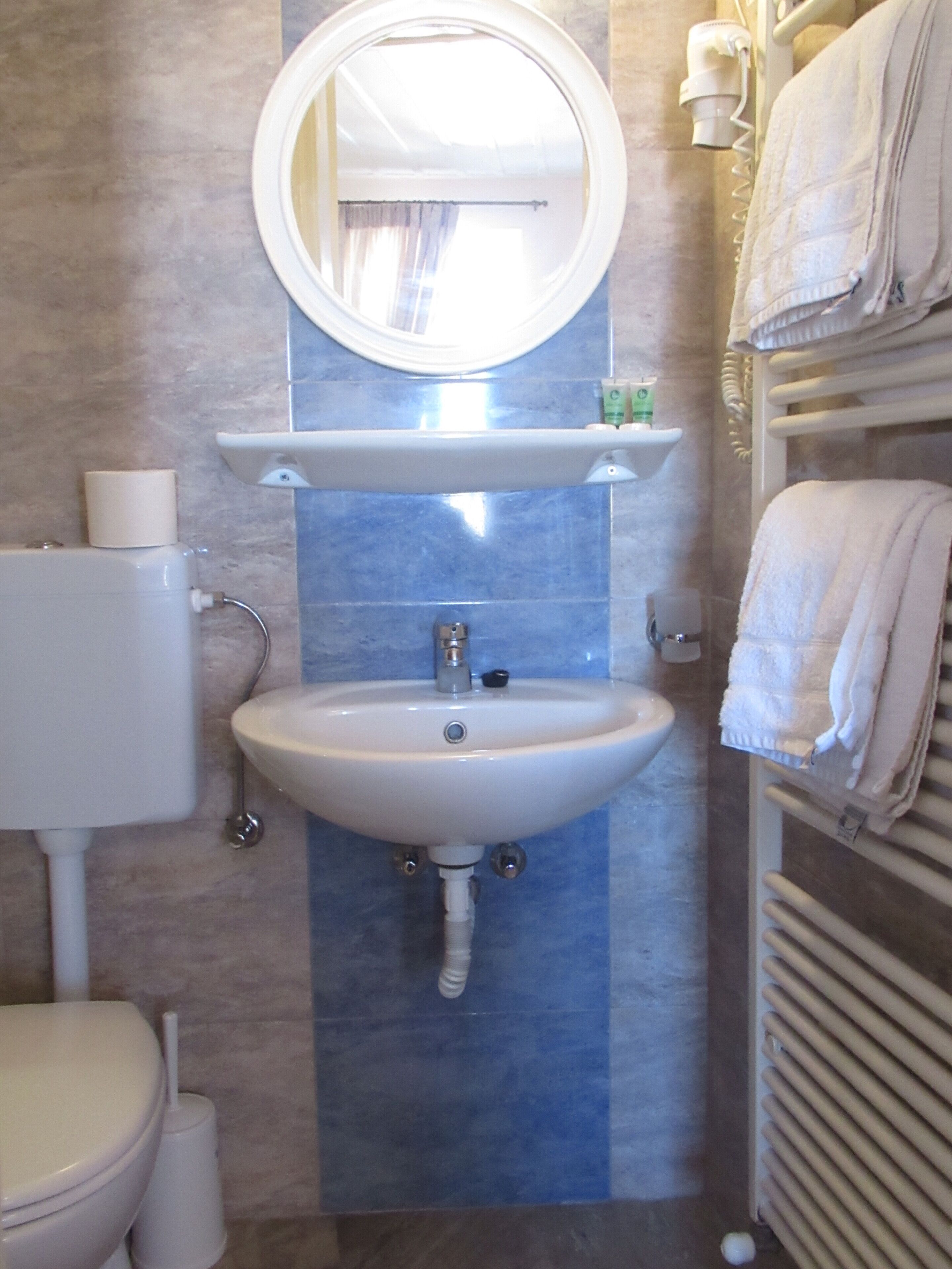 double room (or castle view) | bathroom | shower, free toiletries, hair dryer, towels