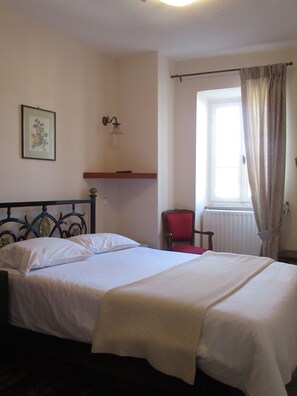 Basic Single Room | Minibar, in-room safe, free WiFi, bed sheets - Byron Hotel (Nafplio)