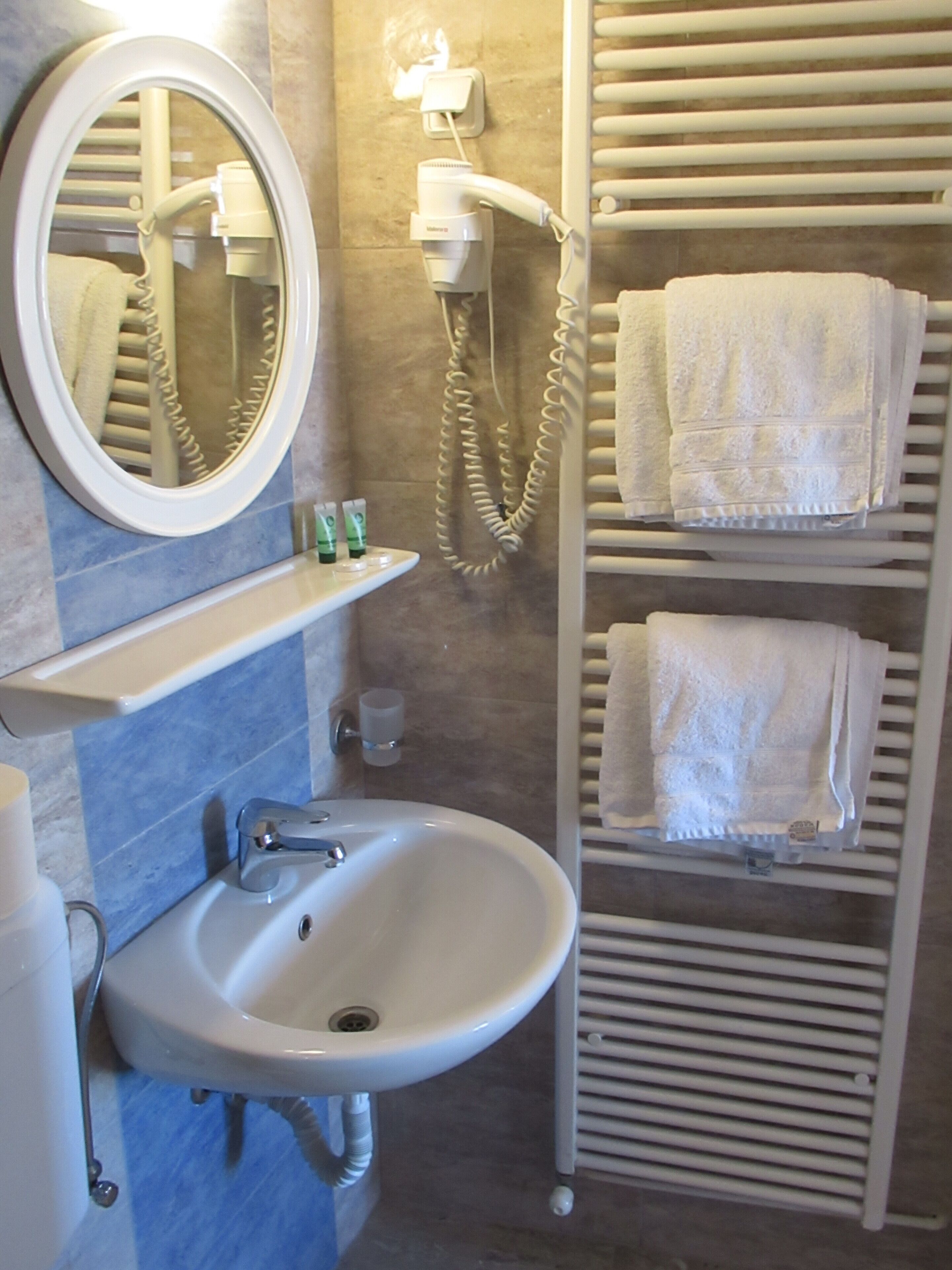 double room (or castle view) | bathroom | shower, free toiletries, hair dryer, towels