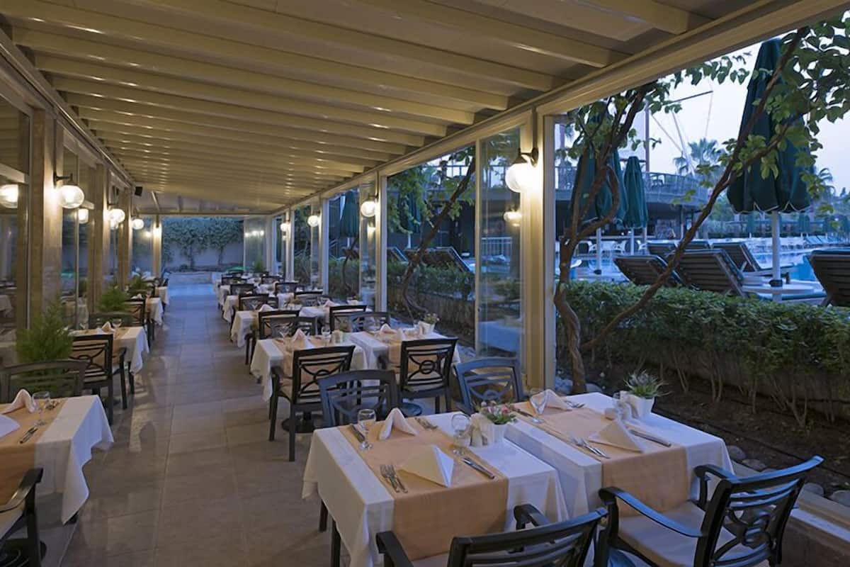 3 restaurants, breakfast, lunch, dinner served; international cuisine