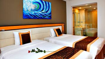 Deluxe-rum (City & Sea) | Minibar, vÀrdeförvaringsskÄp pÄ rummet, skrivbord och ljudisolering