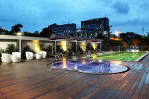 Outdoor pool, pool loungers - Dragon Sea Sam Son Hotel (Sam Son)