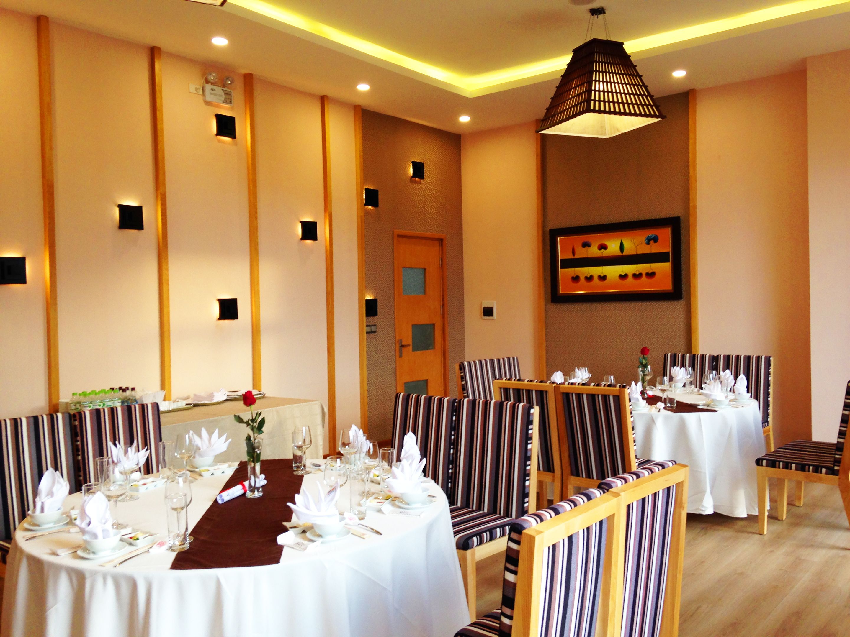 2 ravintolaa, joissa tarjoillaan aamiainen; kansainvälinen keittiö