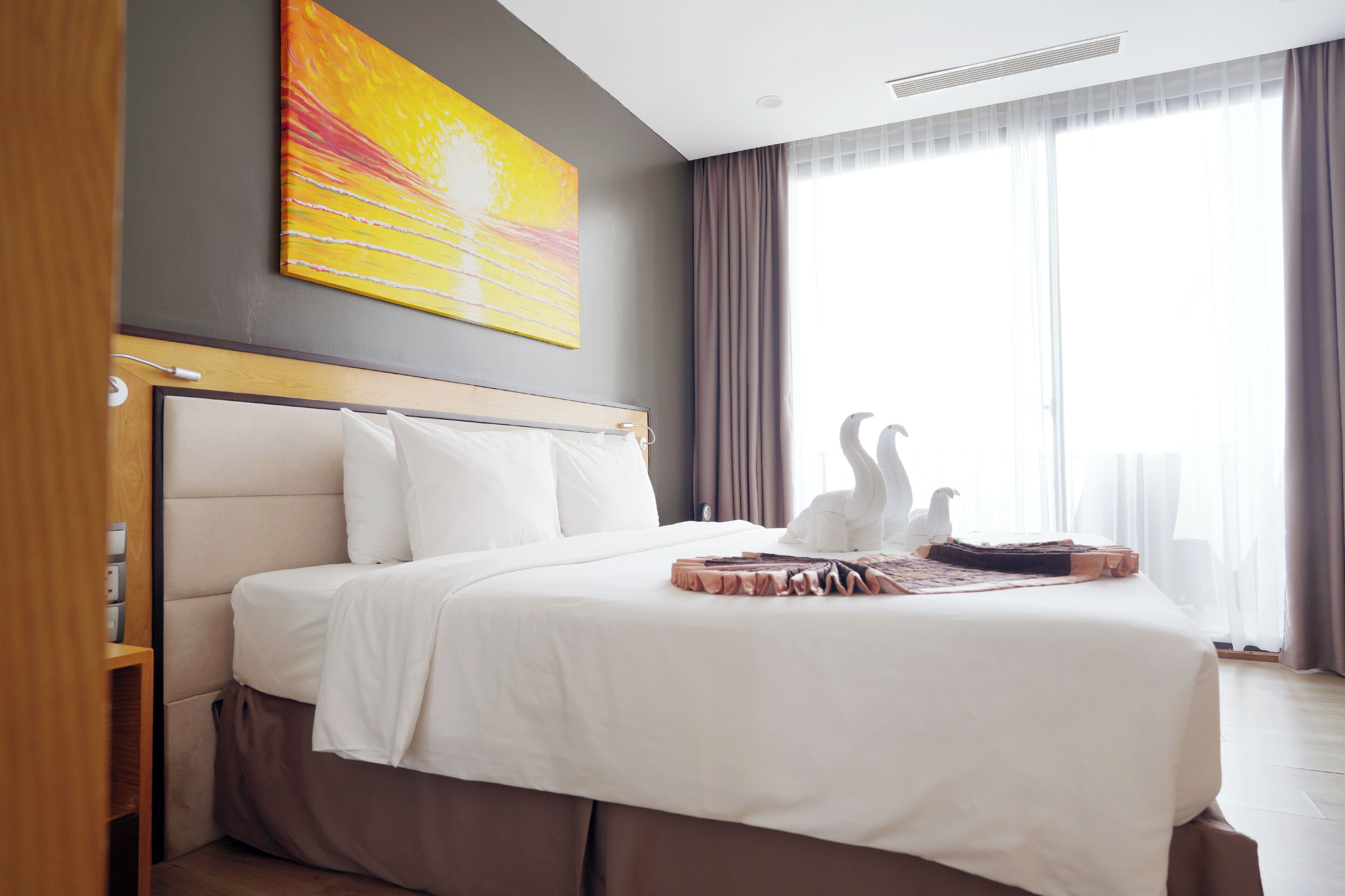 尊榮套房 | 迷你吧、客房內保險箱、書桌、隔音