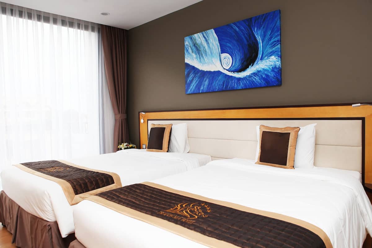 Deluxe Room (City & Sea) | 1 bedroom, minibar, in-room safe, desk