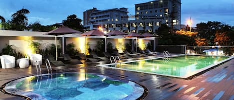 Piscine extérieure, chaises longues