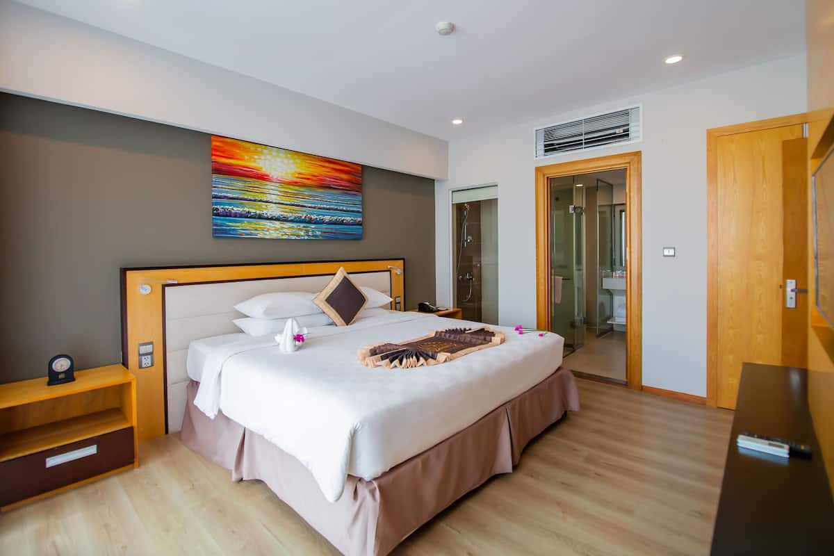 Premium Suite | 1 bedroom, minibar, in-room safe, desk