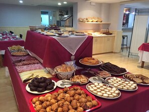 Desayuno buffet (EUR 8 por persona) 
