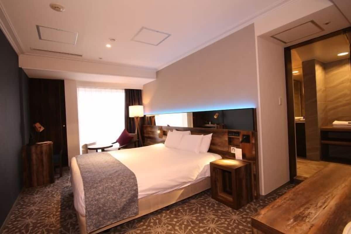 In-room safe, soundproofing, iron/ironing board, free WiFi
