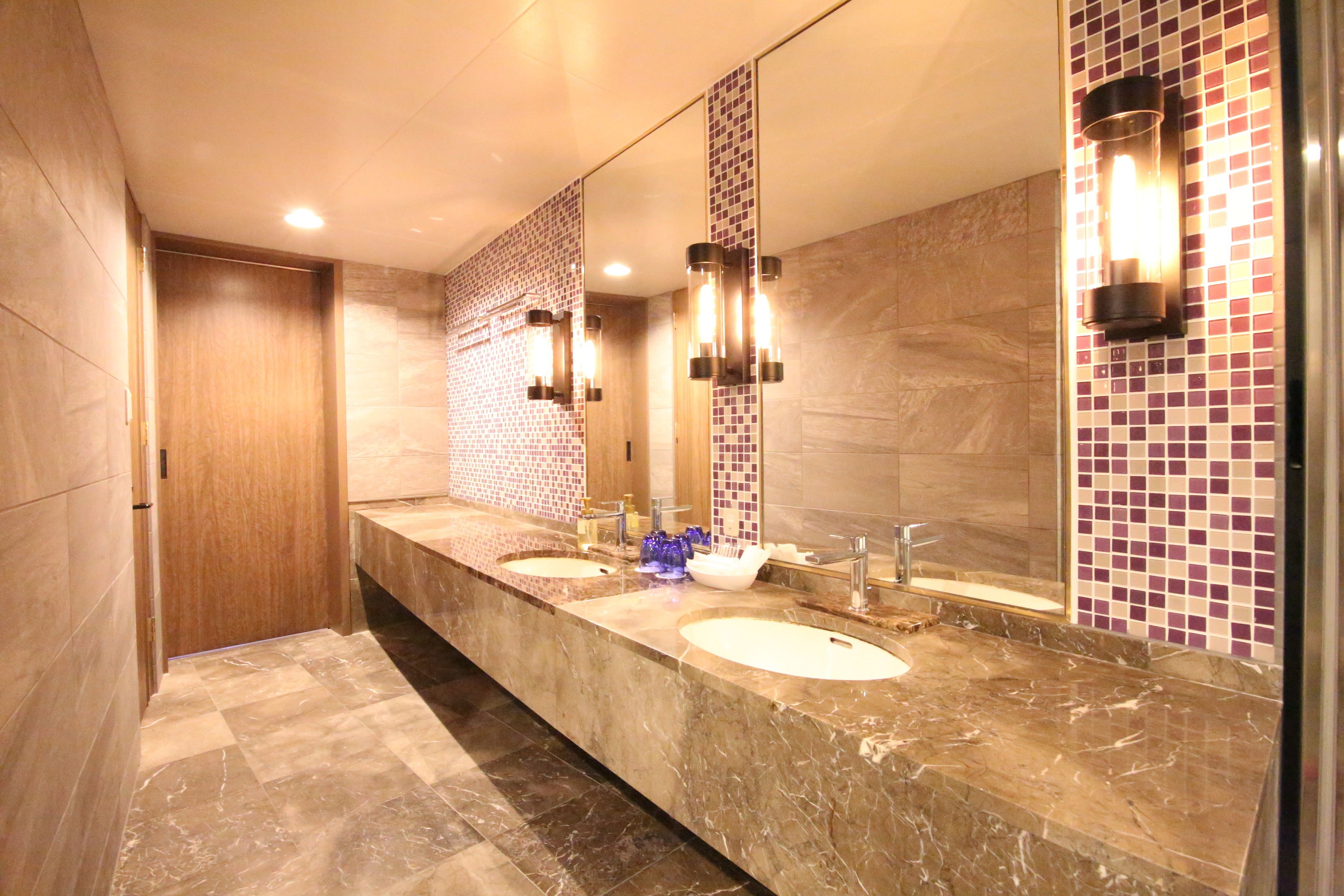 combined shower/bathtub, deep-soaking bathtub, free toiletries