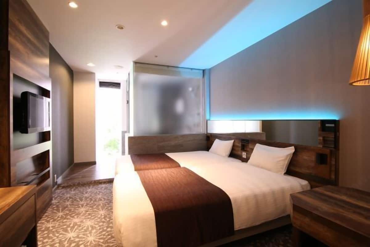 In-room safe, soundproofing, iron/ironing board, free WiFi