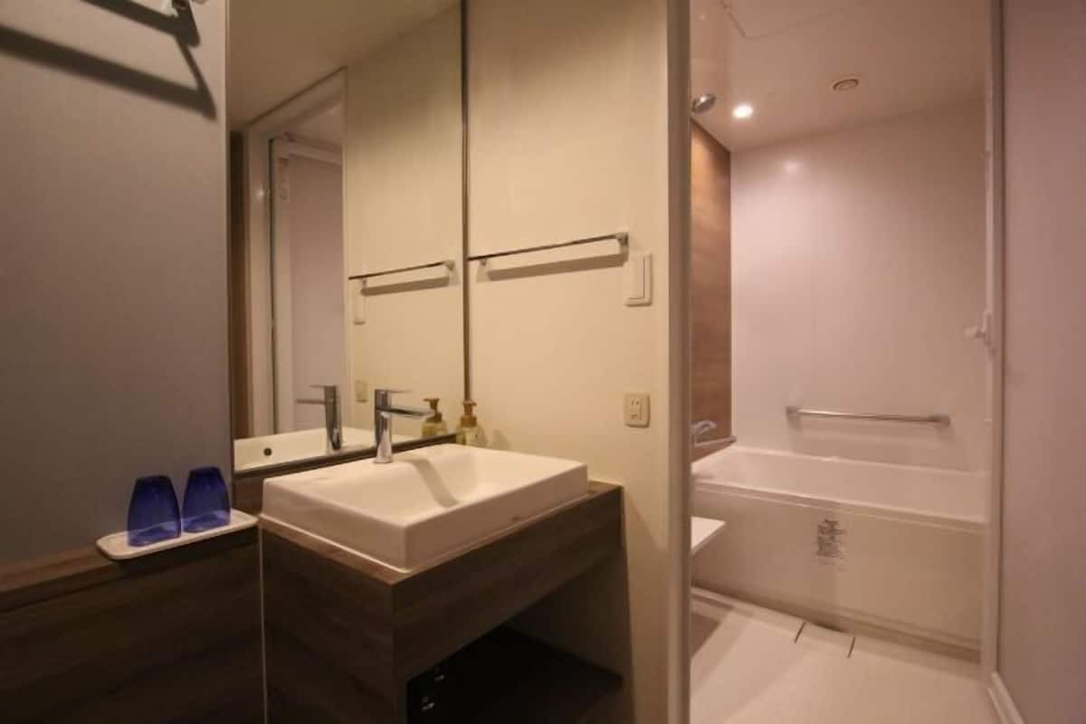 Kamar mandi | Kombinasi shower/bathtub, bathtub besar, dan perlengkapan mandi gratis
